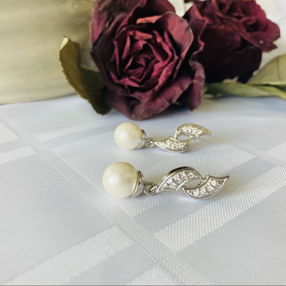 Vintage Butler signed rhinestone paved faux pearl dangle drop earrings - Picture 1 of 9